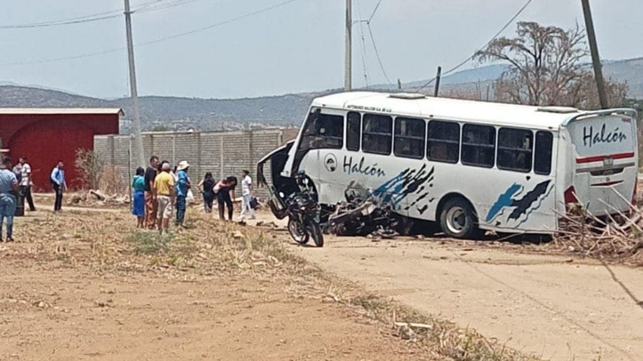 Brutal Accidente En Oaxaca Cami N De Pasajeros Aplasta Auto En