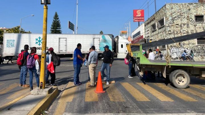 Bloqueos en Oaxaca hoy 25 de octubre: docentes de Huajuapan vuelven a cerrar vialidades en la capital