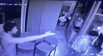 VIDEO | Joven golpea salvajemente a guardia de seguridad en Lomas de Angelópolis, Puebla