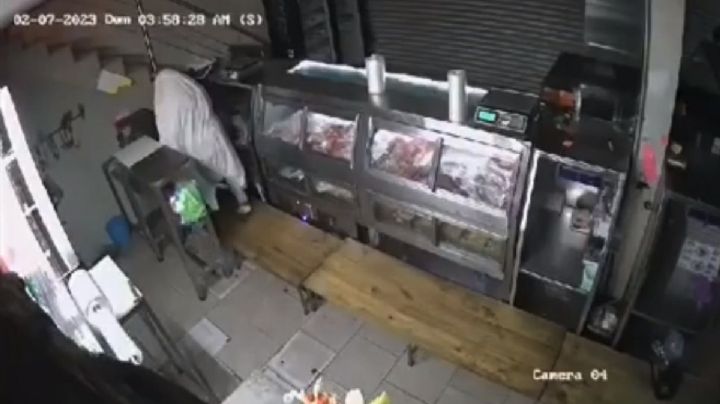 VIDEO | ¿Quería ser invisible? Ladrón se disfraza de fantasma para robar carnicería en Guanajuato