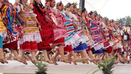 La Flor de Piña: Un bello baile de tradición que podrás disfrutar en la Guelaguetza 2024 en OAXACA