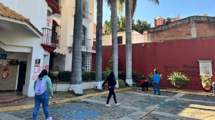 Estudiantes de la UPN vandalizan oficinas del IEEPO en OAXACA