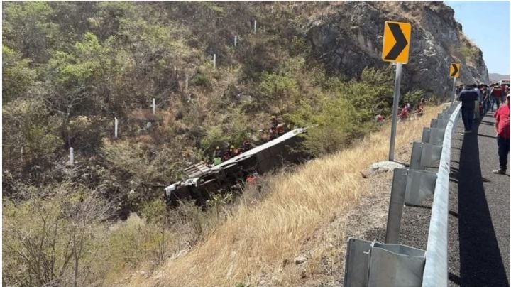 Incrementa a 18 las víctimas mortales de volcadura de autobús en la Mitla-Tehuantepec