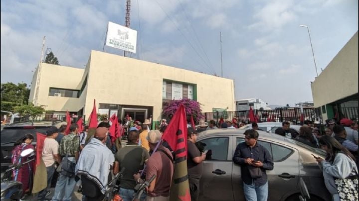 BLOQUEOS EN OAXACA: integrantes del MULT bloquean oficinas de la CFE