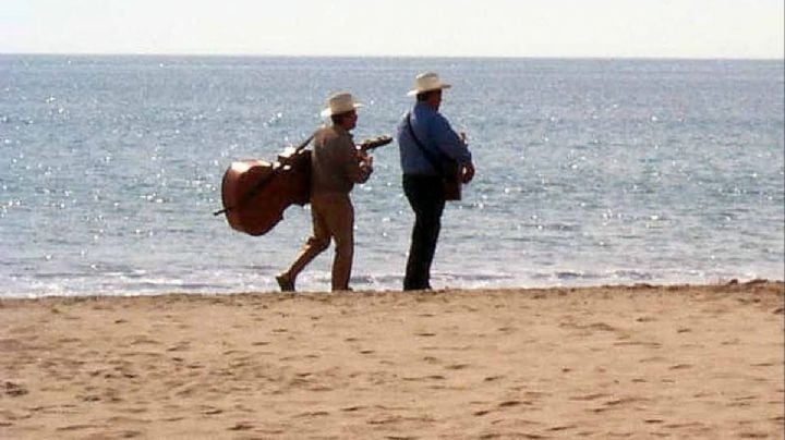 ¡Indignante! Turista extranjero lanza arena a músicos para callarlos en playa de Oaxaca | VIDEO