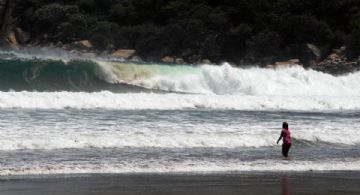 Mar de Puerto Escondido y Mazunte enfurece con el paso del Huracán Erick en semáforo naranja