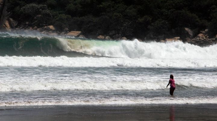 MAR de FONDO mantiene cerradas playas de OAXACA con todo y OLA de CALOR