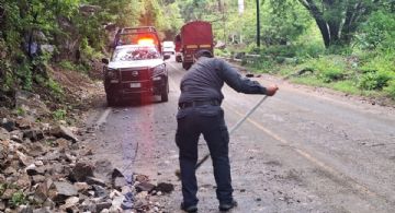 Lluvias torrenciales por Huracán Erick desgajan cerro en Pinotepa Nacional