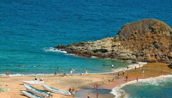 El Pueblo Mágico de Oaxaca con doradas arenas y playas para practicar surf