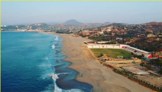 Esta mitica playa oaxaqueña guarda entre sus tesoros el estadio de fútbol más hermoso del país