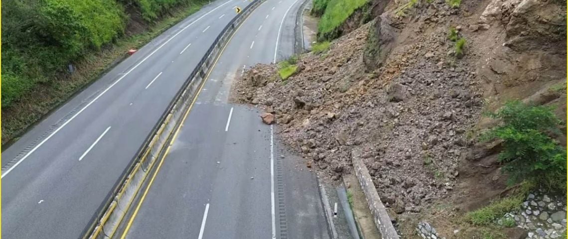 Autopistas hacia Tehuacán, Mitla y Cuacnopalan cerradas por deslaves en OAXACA este 1 de julio de 2025