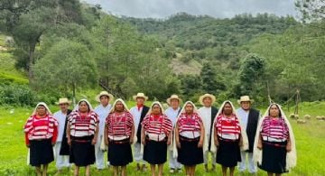 Buscan declarar patrimonio cultural la vestimenta de Santo Tomás Ocotepec, Oaxaca; pretenden frenar copias chinas